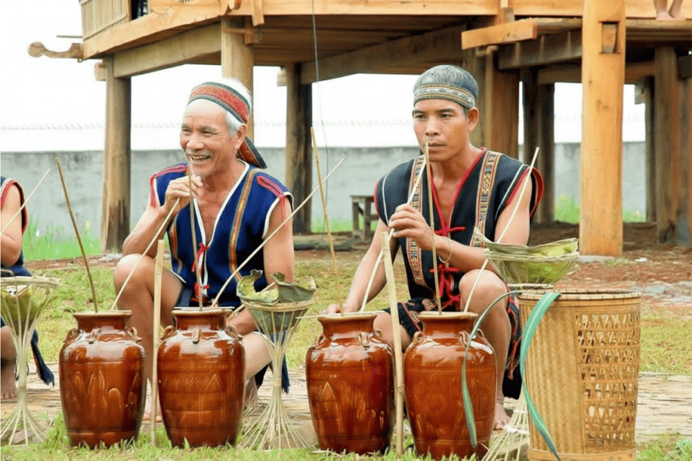 Thưởng thức rượu Nho Quan đ&uacute;ng c&aacute;ch kh&ocirc;ng cần d&ugrave;ng ch&eacute;n hay ly, m&agrave; d&ugrave;ng những th&acirc;n tr&uacute;c rỗng cắm thẳng v&agrave;o bầu rượu